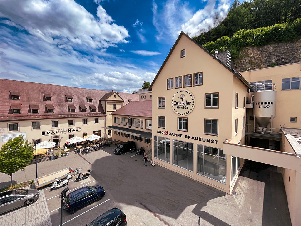 Kartoffelhof Steinhauser Ein Mann hält einen Korb mit Kartoffeln auf einem Feld.