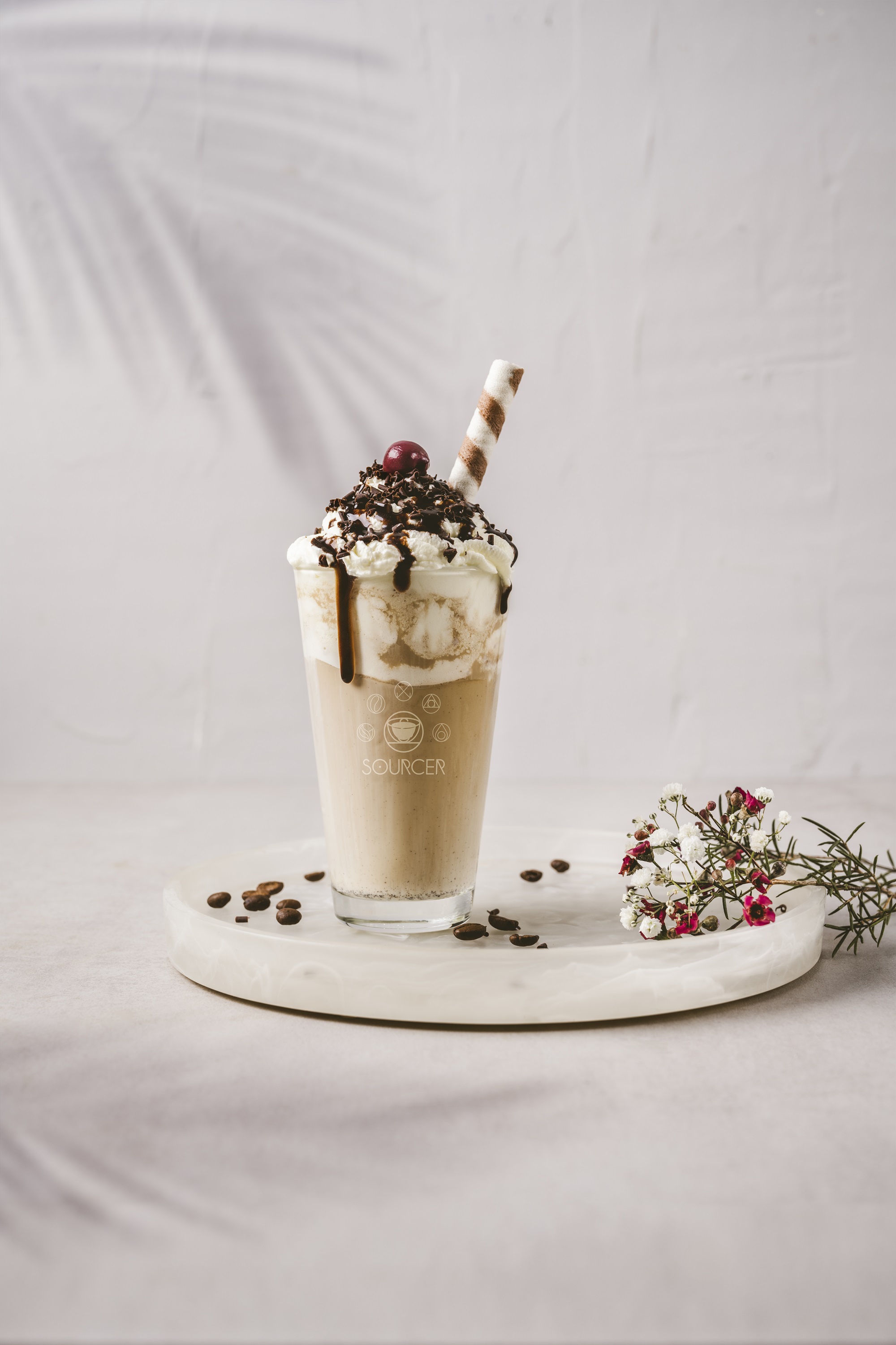 Eiskaffee mit Sahne, Kirsche und Hippe im Glas