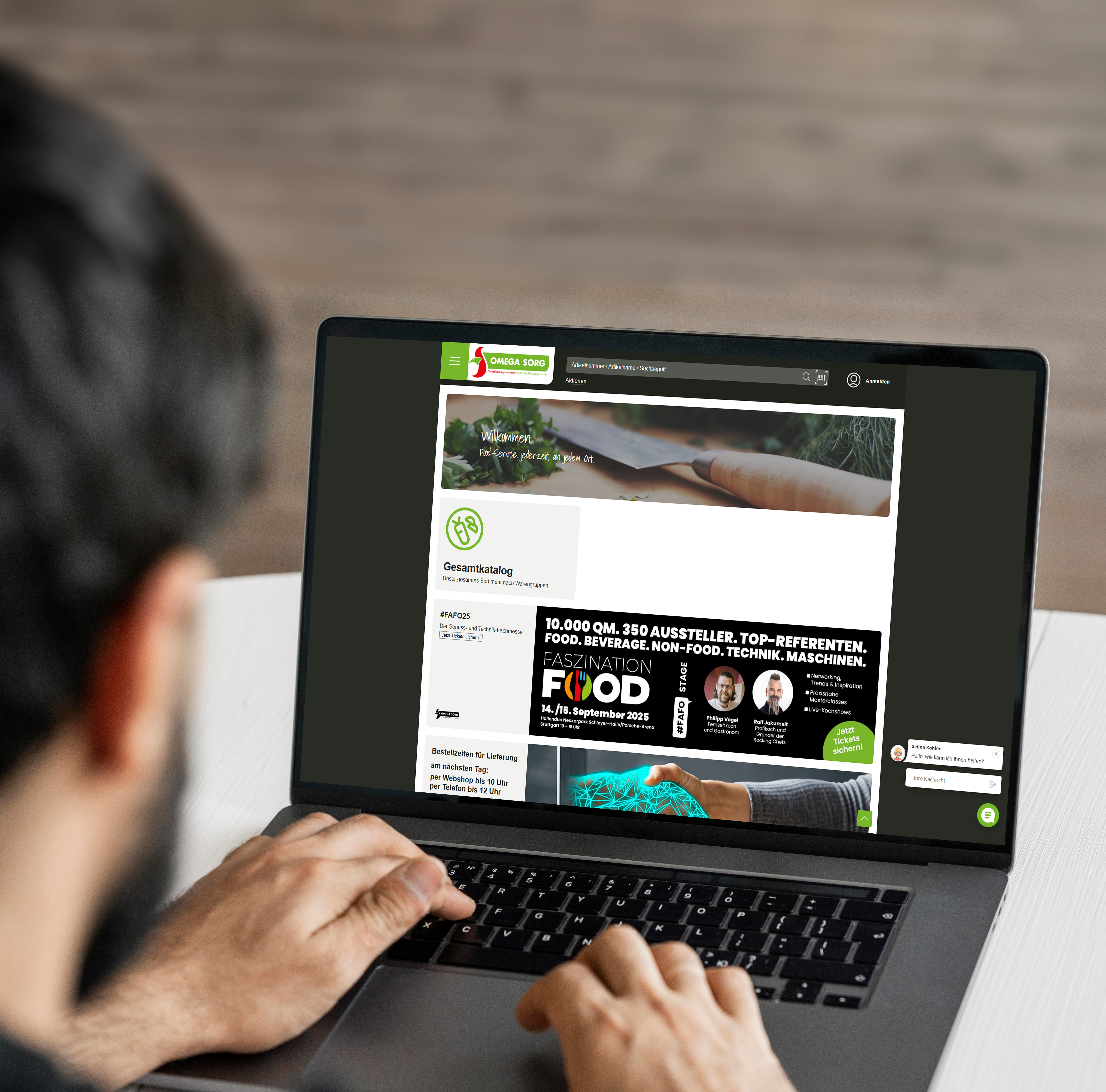 Laptop und Tablet mit geöffnetem Webshop Laptop und Tablet mit geöffnetem Webshop
