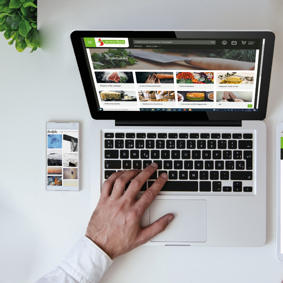 Computer und Tablet mit geöffnetem Webshop