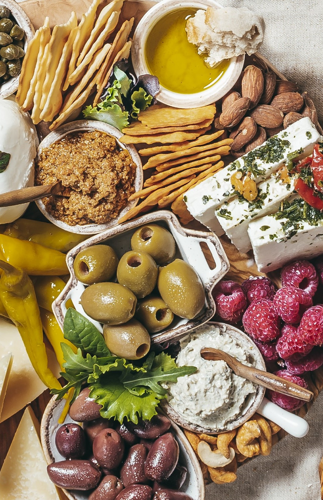 Eine Antipastiplatte mit verschiedenen mediterranen Spezialitäten
