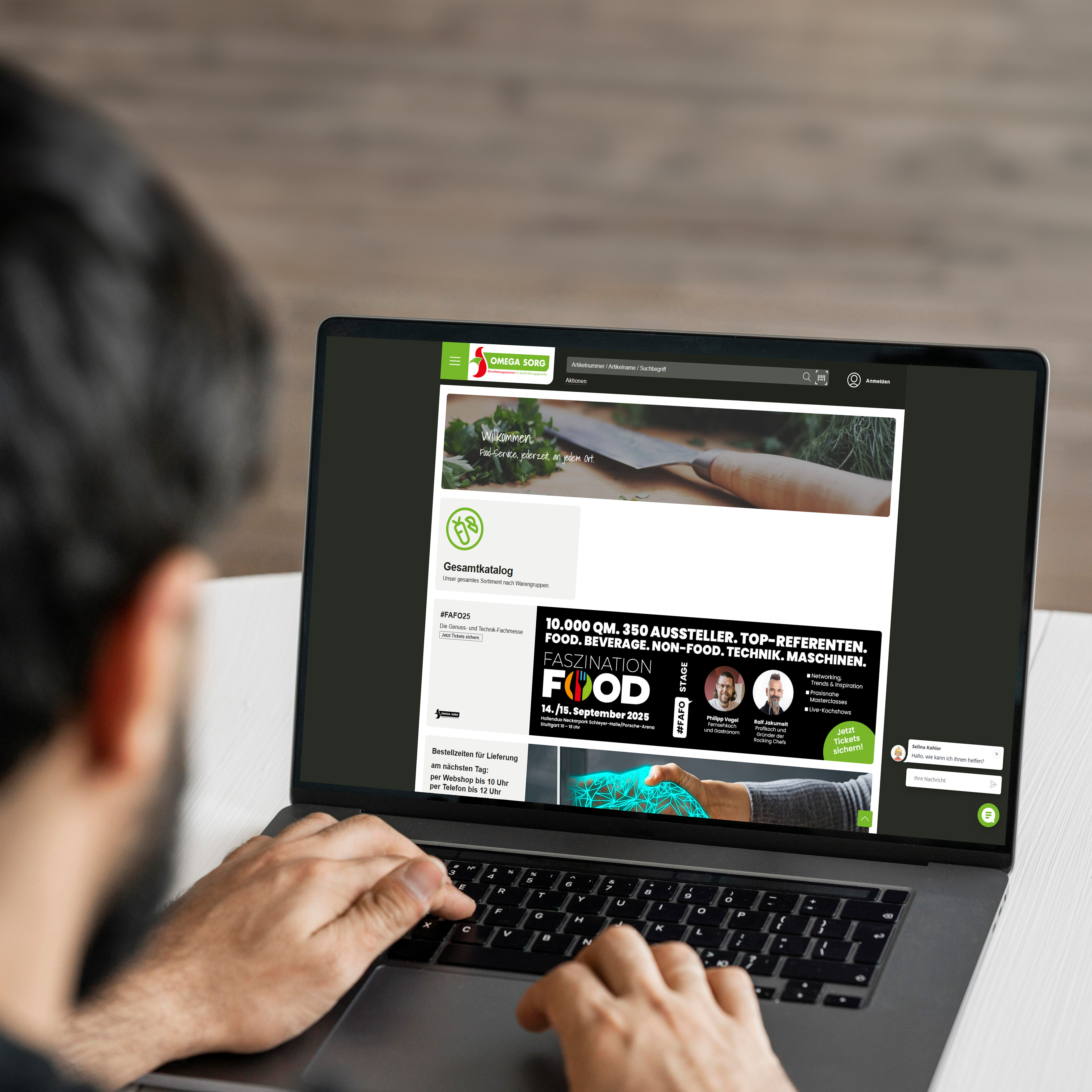 Laptop mit geöffnetem Webshop